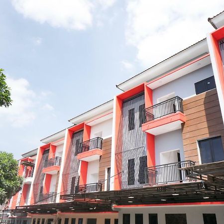 Hotel Reddoorz Plus At Tlogomas Malang Exterior foto