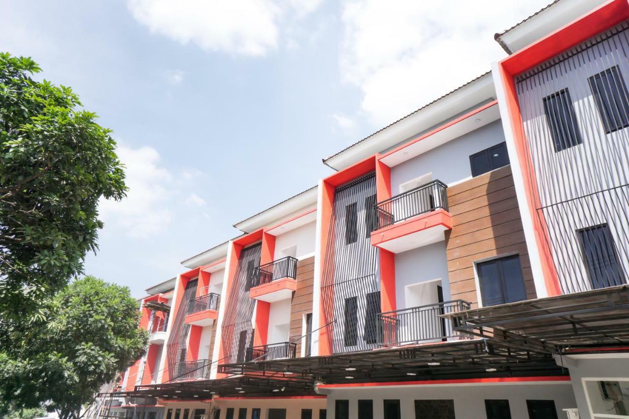 Hotel Reddoorz Plus At Tlogomas Malang Exterior foto